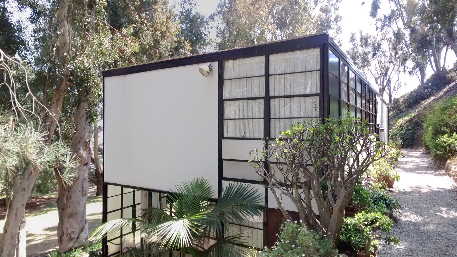 The Eames House (Case Study House No. 8), Pacific Palisades, California — the definitive model for intentional minimalism