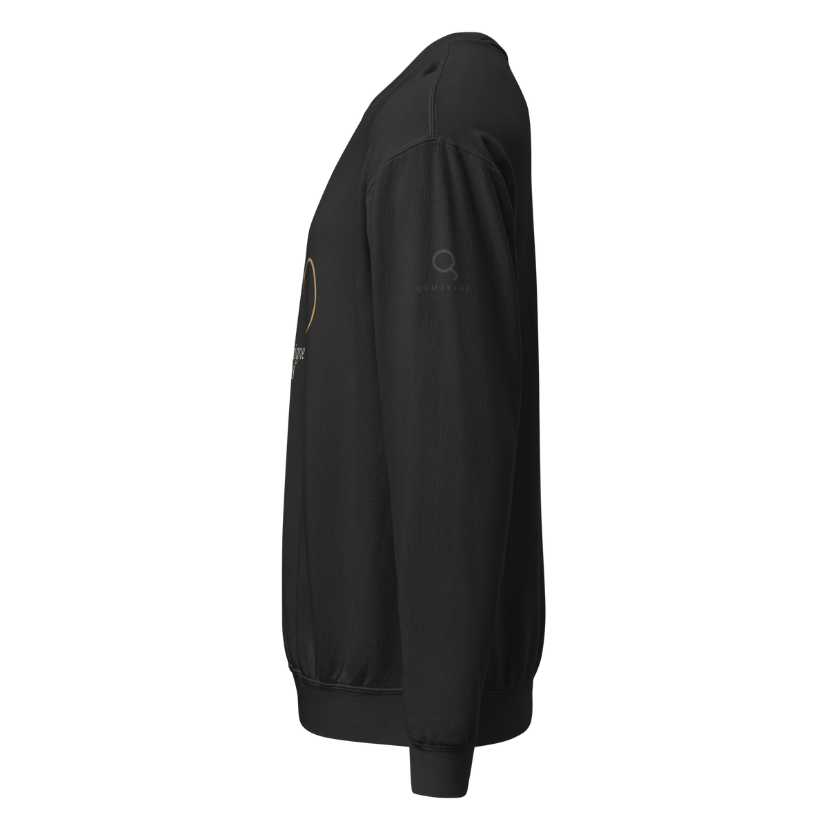 Black fleece sweatshirt, left side: plain sleeve with a small Quoteiac logo, print on the front edge.